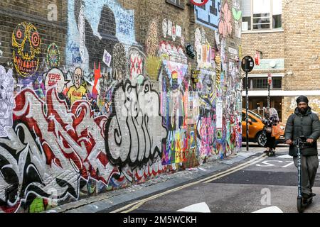 Collection colorée d'art de la rue au large de Brick Lane dans le Shoreditch de Londres, octobre 2022. Certains des artistes répertoriés dans les balises. Banque D'Images