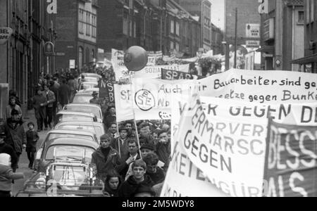 Pour le désarmement et contre les armes nucléaires en Allemagne. DEU, ici sur 25. 3. 1967 dans la région de la Ruhr, région de la Ruhr: Der Ostermarsch Ruhr 1967, Allemagne, DEU Banque D'Images