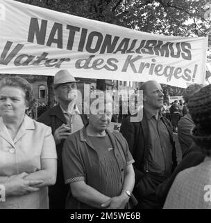 Avec ce rassemblement par le DGB, les habitants de la ville de la région de Ruhr (vraisemblablement Gladbeck) se défendaient en 1967 contre une résurgence de Banque D'Images