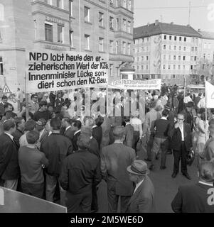 Avec ce rassemblement par le DGB, les habitants de la ville de la région de Ruhr (vraisemblablement Gladbeck) se défendaient en 1967 contre une résurgence de Banque D'Images