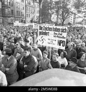 Avec ce rassemblement par le DGB, les habitants de la ville de la région de Ruhr (vraisemblablement Gladbeck) se défendaient en 1967 contre une résurgence de Banque D'Images