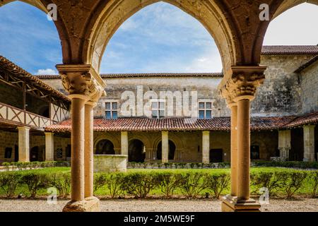 Vue sur les arcades du cloître médiéval de l'abby roman de Flaran dans le sud de la France (Gers) Banque D'Images