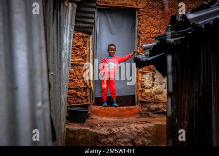 Nairobi, Kenya. 27th décembre 2022. Un jeune garçon pose une photo à la porte de sa maison dans le bidonville de Kibera, Nairobi, Kenya. Les bidonvilles de Kibera sont considérés comme les plus grands, les plus grands et les plus pauvres d'Afrique. La banlieue la plus discutée de Nairobi, sa population extrêmement continue et sa croissance économique lente est l'un des établissements les plus mal desservis du Kenya. Crédit : SOPA Images Limited/Alamy Live News Banque D'Images