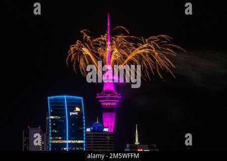 Auckland, Nouvelle-Zélande, 01 janvier 2023. Auckland accueille la nouvelle année 2023 avec des feux d'artifice de la Sky Tower. Auckland est la première ville à célébrer la nouvelle année. Credit: Photographie d'une image / Alamy Live News Banque D'Images