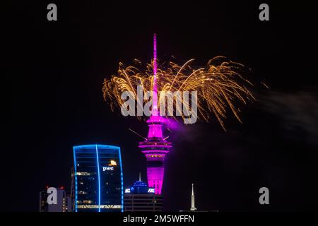 Auckland, Nouvelle-Zélande, 01 janvier 2023. Auckland accueille la nouvelle année 2023 avec des feux d'artifice de la Sky Tower. Auckland est la première ville à célébrer la nouvelle année. Credit: Photographie d'une image / Alamy Live News Banque D'Images