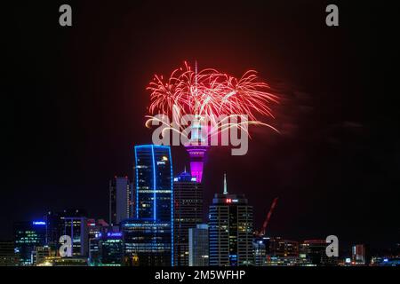 Auckland, Nouvelle-Zélande, 01 janvier 2023. Auckland accueille la nouvelle année 2023 avec des feux d'artifice de la Sky Tower. Auckland est la première ville à célébrer la nouvelle année. Credit: Photographie d'une image / Alamy Live News Banque D'Images