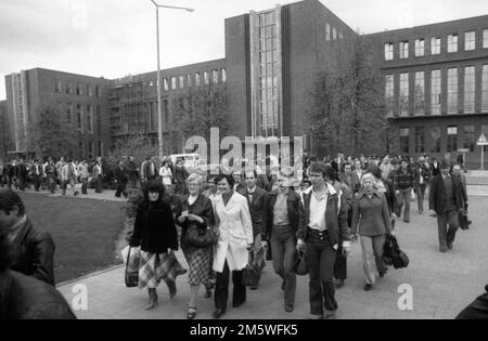 Travailleurs et employés changeant de poste à l'usine Volkswagen de Wolfsburg, Allemagne, 10 mai 1979 Banque D'Images