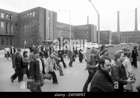 Travailleurs et employés changeant de poste à l'usine Volkswagen de Wolfsburg, Allemagne, 10 mai 1979 Banque D'Images
