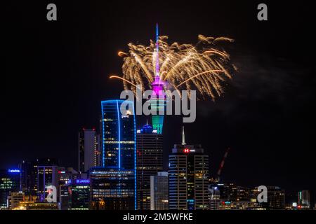 Auckland, Nouvelle-Zélande, 01 janvier 2023. Auckland accueille la nouvelle année 2023 avec des feux d'artifice de la Sky Tower. Auckland est la première ville à célébrer la nouvelle année. Credit: Photographie d'une image / Alamy Live News Banque D'Images