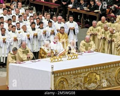 Messe par le Pape Benoît XVI Joseph Ratzinger, cérémonie d'inauguration à Saint Cathédrale Saint-Pierre Basilique Saint-Pierre, Piazza San Pietro, St. Pierre Banque D'Images