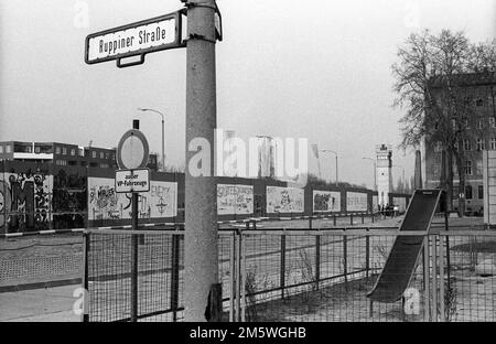 GDR, Berlin, 15. 03. 1990, mur intérieur sur Schoenholzer Strasse, tour de guet, C Rolf Zoellner Banque D'Images