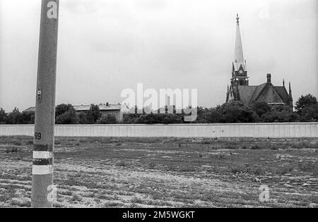 GDR, Berlin, 07. 06. 1990, fortifications frontalières, mur, Gartenstrasse, vue sur St. L'église Saint-Sébastien entre les murs, C Rolf Zoellner Banque D'Images