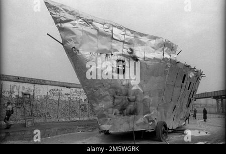 GDR, Berlin, 22, 02. 1990, mur de la Potsdamer Platz, navire (Ark de Noé ?) A Potsdamer Platz, train maglev, C Rolf Zoellner Banque D'Images