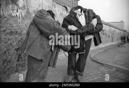 GDR, Berlin, 22. 02. 1990. Mur de la Potsdamer Platz, figurines en carton, C Rolf Zoellner Banque D'Images