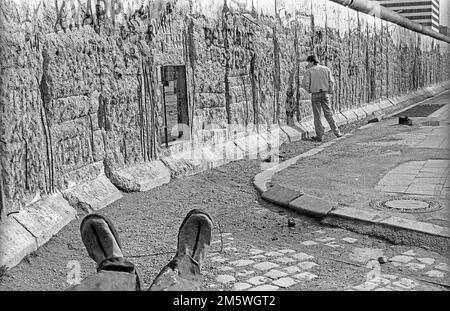 GDR, Berlin, 26. 02. 1990. Mur à la Potsdamer Platz, pieds, chaussures d'une figure en carton, C Rolf Zoellner Banque D'Images