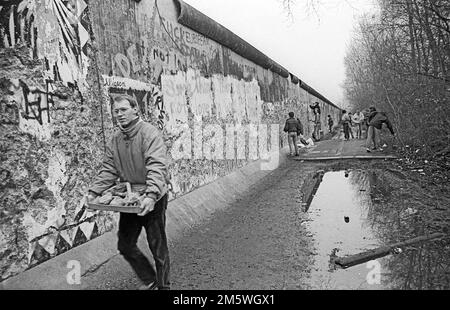 GDR, Berlin, 11. 01. 1990, pic de mur avec des morceaux de mur, au Tiergarten Banque D'Images