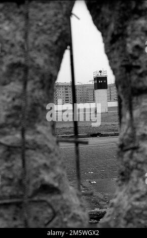 GDR, Berlin, 11. 01. 1990, tour de guet, vue à travers le mur jusqu'aux maisons de Wilhelmstrasse Banque D'Images