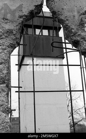 GDR, Berlin, 11. 01. 1990, tour de guet, vue à travers le mur Banque D'Images