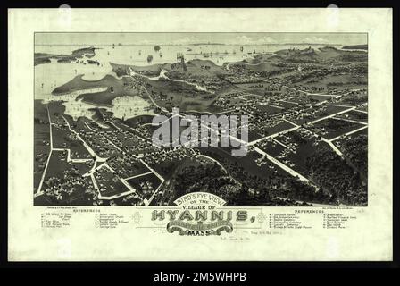 Vue panoramique sur le village de Hyannis, comté de Barnstable, Massachusetts. Vue plongeante. Inclut des références aux points d'intérêt. En utilisant une perspective peu orthodoxe pour un emplacement côtier, l'artiste a vu ce petit village de Cape Cod de l'intérieur vers le sud, plutôt que de l'océan vers le nord, comme on pourrait s'y attendre. Fait intéressant, le chemin de fer Old Colony traverse le milieu de la vue, avec trois de ses installations (car Shops, Depot, et Wharf) clairement identifié. Ce changement de perspective et de concentration est un moyen symbolique de montrer les changements économiques qui ont été occ Banque D'Images