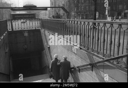 Allemagne, Berlin, 14. 03. 1991, station de métro Senefelderplatz, couple de personnes âgées, Schoenhauser Allee, horloge Banque D'Images