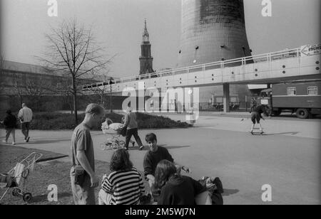 Allemagne, Berlin, 14. 03. 1991, Alexanderplatz, jeunes de la tour de télévision, Marienkirche Banque D'Images