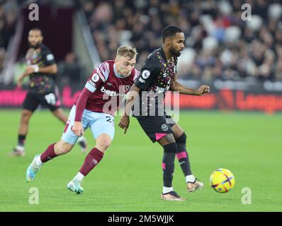 Londres ANGLETERRE - décembre 30L-R West Ham United's Jarrod Bowen et Rico Henry de Brentford pendant le match de football de la première ligue anglaise entre West Ha Banque D'Images