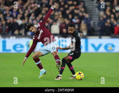 Londres ANGLETERRE - décembre 30L-R West Ham United Lucas Paqueta et Rico Henry de Brentford lors du match de football de la première ligue anglaise entre l'Ouest Banque D'Images