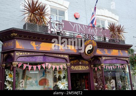 Boutique colorée sur le thème de l'est, face à Glastonbury Banque D'Images