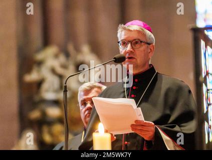 Mayence, Allemagne. 31st décembre 2022. Peter Kohlgraf, évêque de Mayence, est le service funéraire des fidèles. Le pape émérite Benoît XVI est décédé le 31 décembre 2022 au Vatican à l'âge de 95 ans. Credit: Andreas Arnold/dpa/Alay Live News Banque D'Images