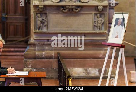 Mayence, Allemagne. 31st décembre 2022. Une effigie de l'ancien pape Benoît XVI se tient dans la cathédrale de Mayence. Le pape émérite Benoît XVI est décédé le 31 décembre 2022 au Vatican à l'âge de 95 ans. Credit: Andreas Arnold/dpa/Alay Live News Banque D'Images