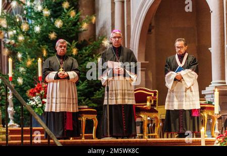 Mayence, Allemagne. 31st décembre 2022. Peter Kohlgraf (M), évêque de Mayence, est un service funéraire pour les fidèles. Le pape émérite Benoît XVI est décédé le 31 décembre 2022 au Vatican à l'âge de 95 ans. Credit: Andreas Arnold/dpa/Alay Live News Banque D'Images