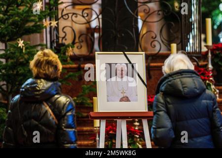 Mayence, Allemagne. 31st décembre 2022. Une effigie de l'ancien pape Benoît XVI se tient dans la cathédrale de Mayence. Le pape émérite Benoît XVI est décédé le 31 décembre 2022 au Vatican à l'âge de 95 ans. Credit: Andreas Arnold/dpa/Alay Live News Banque D'Images