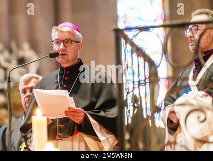 Mayence, Allemagne. 31st décembre 2022. Peter Kohlgraf, évêque de Mayence, est le service funéraire des fidèles. Le pape émérite Benoît XVI est décédé le 31 décembre 2022 au Vatican à l'âge de 95 ans. Credit: Andreas Arnold/dpa/Alay Live News Banque D'Images