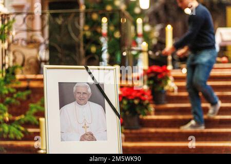 Mayence, Allemagne. 31st décembre 2022. Une effigie de l'ancien pape Benoît XVI se tient dans la cathédrale de Mayence. Le pape émérite Benoît XVI est décédé le 31 décembre 2022 au Vatican à l'âge de 95 ans. Credit: Andreas Arnold/dpa/Alay Live News Banque D'Images