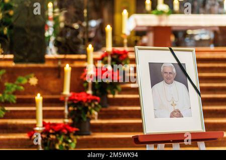 Mayence, Allemagne. 31st décembre 2022. Une effigie de l'ancien pape Benoît XVI se tient dans la cathédrale de Mayence. Le pape émérite Benoît XVI est décédé le 31 décembre 2022 au Vatican à l'âge de 95 ans. Credit: Andreas Arnold/dpa/Alay Live News Banque D'Images