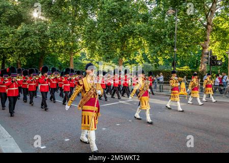 Massed Bands of the Guards Division, Birdcage Walk, Londres, Royaume-Uni Banque D'Images