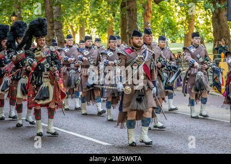 Pipers of the Scots Guards et The London Scottish Regiment, Birdcage Walk, Londres, Royaume-Uni Banque D'Images