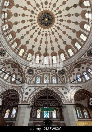 Située à Uskudar, en Turquie, la mosquée Yeni Valide a été construite en 1711. Banque D'Images