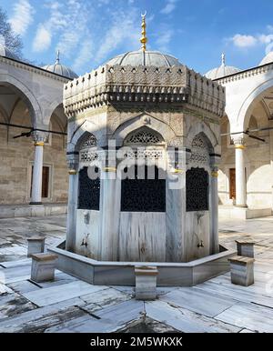 Située à Uskudar, en Turquie, la mosquée Yeni Valide a été construite en 1711. Banque D'Images