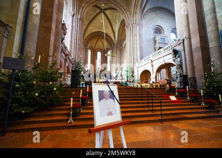 Mayence, Allemagne. 31st décembre 2022. Une effigie de l'ancien pape Benoît XVI se tient dans la cathédrale de Mayence. Le pape émérite Benoît XVI est décédé le 31 décembre 2022 au Vatican à l'âge de 95 ans. Credit: Andreas Arnold/dpa/Alay Live News Banque D'Images