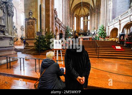Mayence, Allemagne. 31st décembre 2022. Les gens présentent leurs condoléances. Le pape émérite Benoît XVI est décédé le 31 décembre 2022 au Vatican à l'âge de 95 ans. Credit: Andreas Arnold/dpa/Alay Live News Banque D'Images