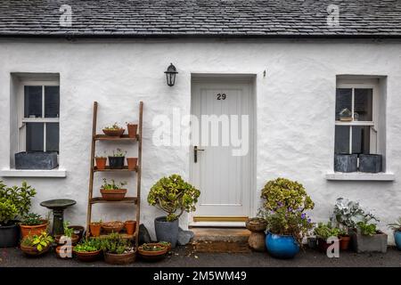 Chalet à harles blanches dans la rue principale d'Ellenabeich sur l'île de Seil, Argyll et Bute, Écosse, Royaume-Uni Banque D'Images