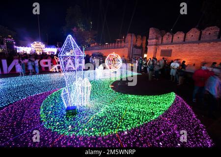 CHIANG MAI, THAÏLANDE - 30 DÉCEMBRE 2022 : de belles décorations lumineuses ornent le festival du nouvel an à la porte de Tha Phae à Chiang Mai, en Thaïlande. Banque D'Images