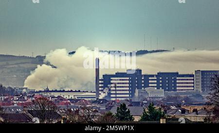 Glasgow, Écosse, Royaume-Uni 31st décembre 2022. Météo au Royaume-Uni : un énorme incendie à Rutherglen a couvert la ville de fumée à cause des tuyaux d'eau, créant ainsi un grand nuage à basse altitude au-dessus du sud-est de la ville représentée à 7 kilomètres de distance. Crédit Gerard Ferry/Alay Live News Banque D'Images