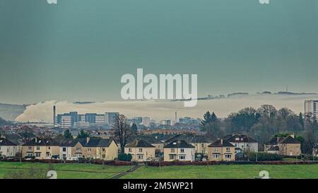 Glasgow, Écosse, Royaume-Uni 31st décembre 2022. Météo au Royaume-Uni : un énorme incendie à Rutherglen a couvert la ville de fumée à cause des tuyaux d'eau, créant ainsi un grand nuage à basse altitude au-dessus du sud-est de la ville représentée à 7 kilomètres de distance. Crédit Gerard Ferry/Alay Live News Banque D'Images