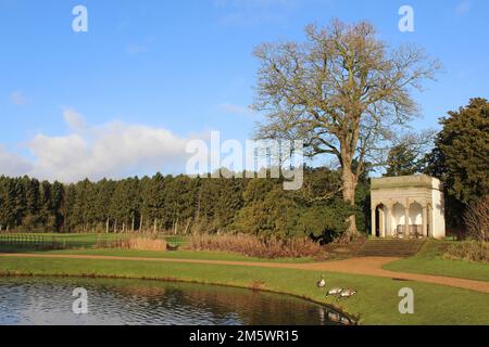 Siège gothique à côté de Small Pond, Hardwick Park, Royaume-Uni Banque D'Images