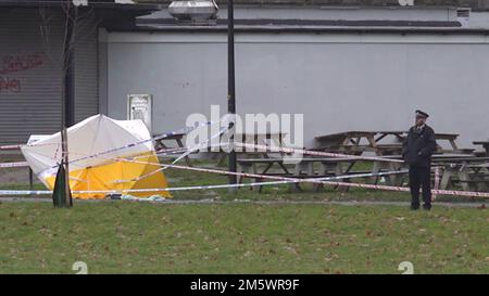 Capture d'écran tirée de la vidéo de l'AP des officiers de la police métropolitaine sur les lieux de Peckham Rye Park, dans le sud de Londres, où un homme de 29 ans a été poignardé à mort vendredi. Les officiers ont trouvé l'homme de 29 ans dans Straker's Road à environ 8,30pm après avoir signalé un poignarder. Date de la photo: Samedi 31 décembre 2022. Banque D'Images