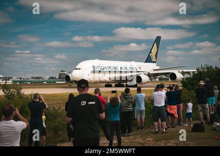 Singapore Airlines A380 à l'aéroport de Manchester depuis la plate-forme d'observation Banque D'Images