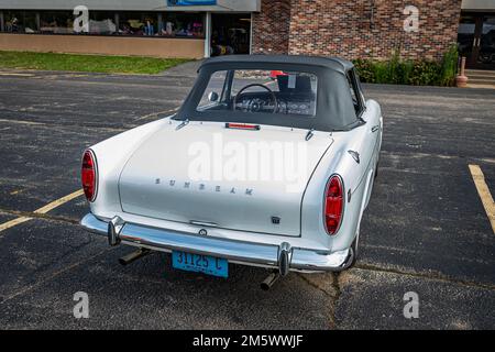 Iola, WI - 07 juillet 2022 : vue arrière à haute perspective d'un cabriolet Sunbeam Tiger 1966 lors d'un salon de voiture local. Banque D'Images