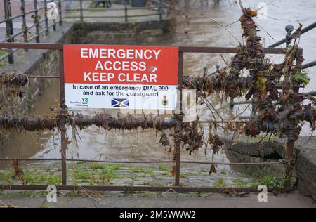 Porte d'accès d'urgence aux Whitesands, Dumfries, le 31st décembre 2022, le lendemain de graves problèmes d'inondation ont causé le chaos. Banque D'Images